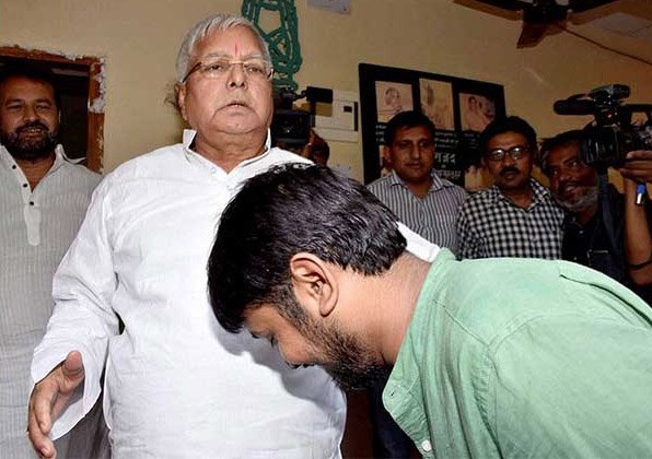 Kanhaiya touches Lalu's feet