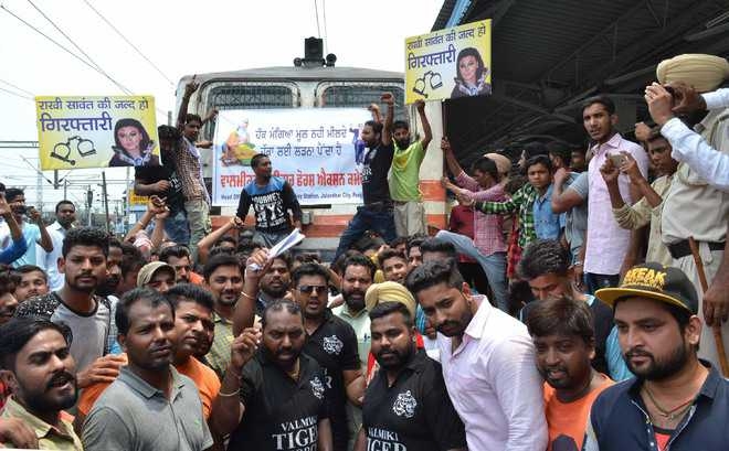 Shatabdi stopped by Valmiki community
