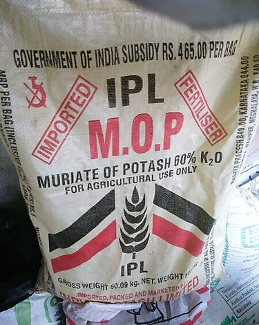 A standard sack of imported MOP, which clearly shows that it has to be sold only to farmers and that it is subsidized. It is alleged that this packing was changed to hide the identity of the content, and MOP was illicitly exported by some firms.