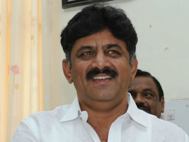 Security deployed outside Mumbai hotel where rebel Congress MLAs are holed up as Congress leader DK Shivakumar arrives to meet them