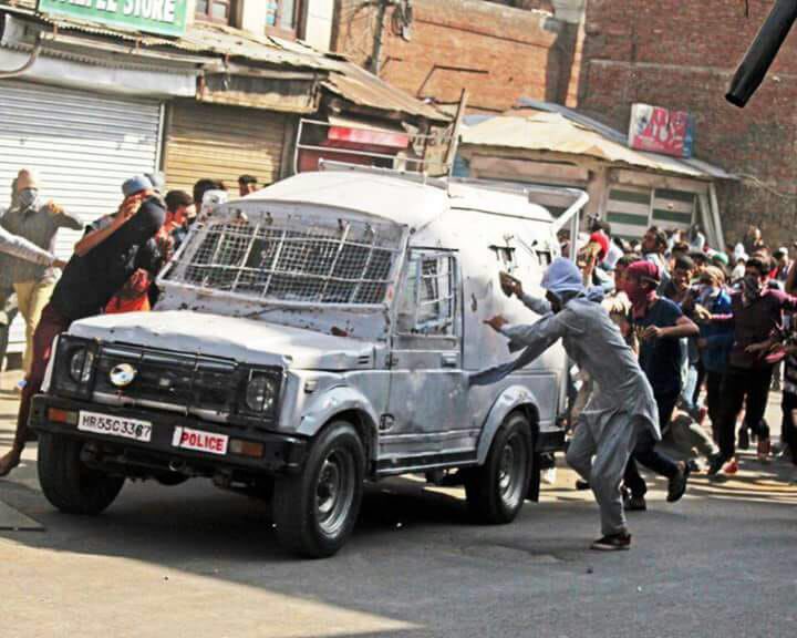 stone pelting jihadi mob attacks CRPF vehicle in Srinagar