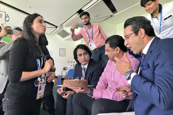Former Pakistani cricketers and journalist get trolled for cutting cake during Ramzan