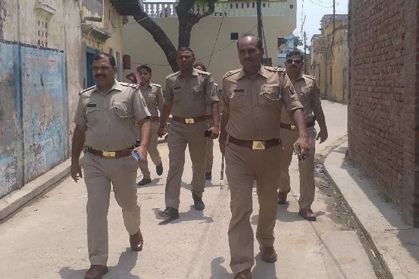 Muslim mob attacks Hindu man after he tries to save a Muslim friend of his during a fight