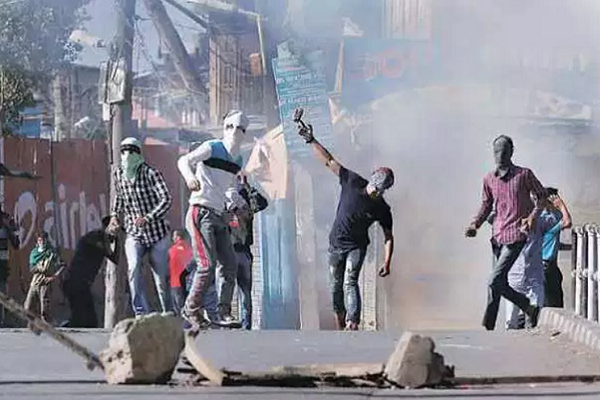 Centre opposes Mehbooba govt's decision to withdraw cases against stone pelters - calls it demoralising for security forces