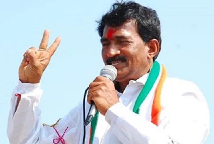 Telangana: Congress candidate against KCR attempts suicide in the middle of police raid at his home, booked