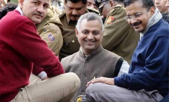 Watch: AAP MLA Somnath Bharti stoops to a new low, asks a woman journalist to become a prostitute
