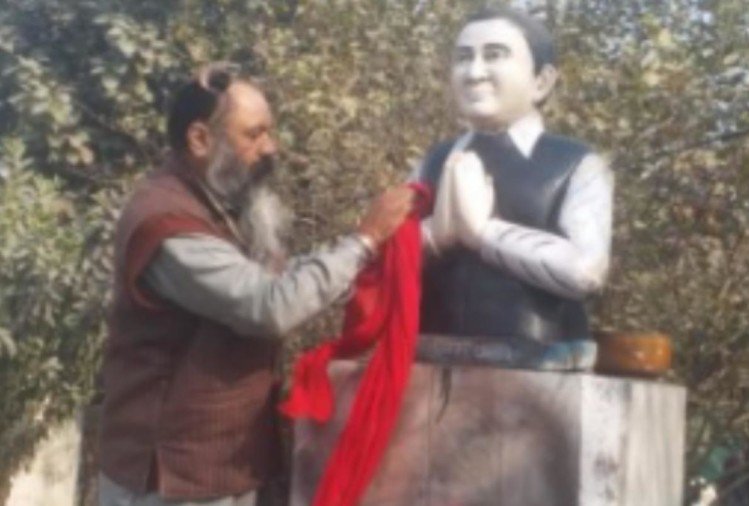 Congress leader seeks apology for cleaning Rajiv Gandhi statue with his turban