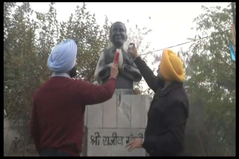 Youth Akali Dal members blacken Rajiv Gandhi statue, Congress workers ‘purify’ it with milk