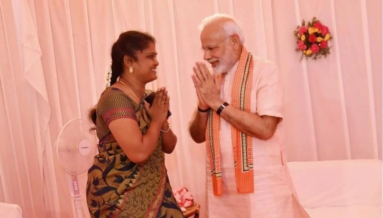 Modi meets the woman who started a business with Mudra loan and runs a successful enterprise through Government e-Marketplace