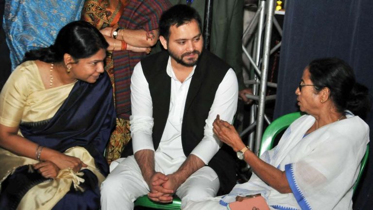 2G and IRCTC scam accused extend support to Mamata Banerjee who is protesting against Saradha chit fund scam investigation