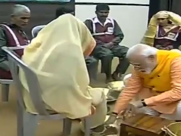Prime Minister washes feet of sanitation workers in Prayagraj