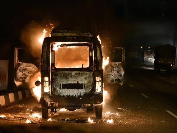 A mob in meerut resorts to vandalism to oppose the anti-encroachment drive