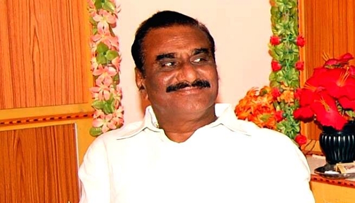 Congress Telangana crisis: Congress youth leader burns party flag, 8th MLA announces defection to TRS