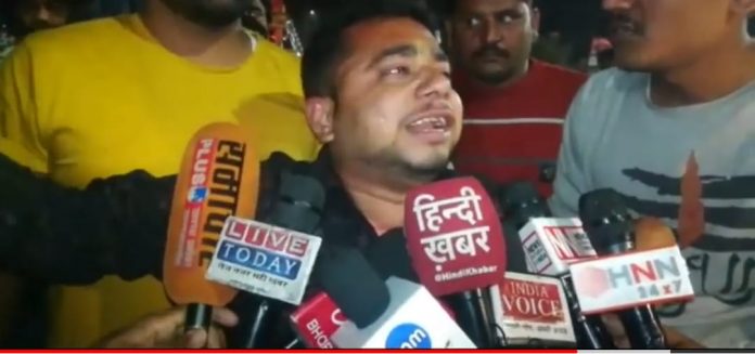 Ashish Pathak, a hindu Yuva Vahini member, was brutally beaten up by Congress workers