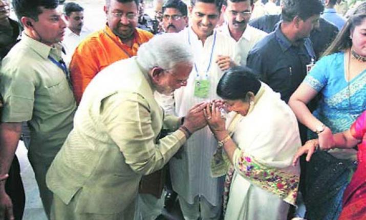Watch: ‘Saugandh mujhe is mitti ki’, Lata Mangeshkar pays tribute to the jawans and nation
