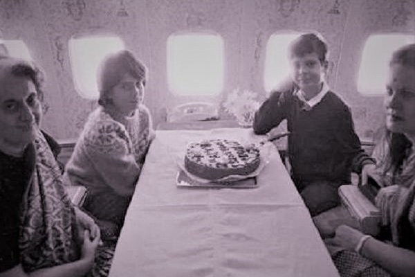 Nehru Gandhi family celebrates birthday in aeroplane