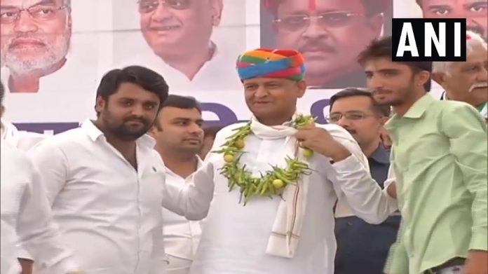 Ashok Gehlot was agrlanded with lemons and chillies in Bhilwara