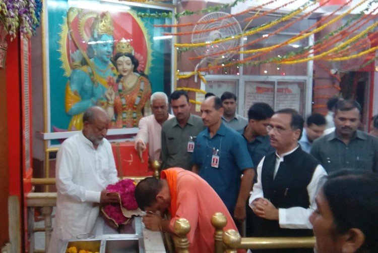 EC puts a ban on Yogi Adityanath campaigning, the UP CM visits Hanuman Setu Mandir in Lucknow, recites Hanuman Chalisa
