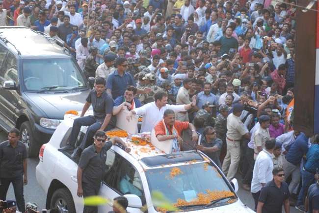 Dhanbad: ‘Modi zindabad’ slogans in Rahul Gandhi’s roadshow, boy thrashed by police for wearing Modi mask