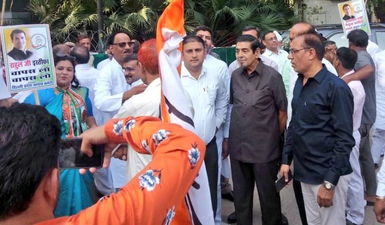 1984 riots accused Jagdish Tytler among other Congress leaders assembled outside Rahul Gandhi’s house to convince him not to quit