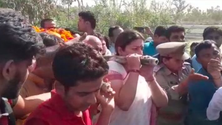 Smriti Irani’s emotional farewell to the aide who was killed last night in Amethi, gives her shoulder to the mortal remains