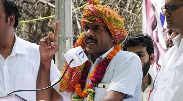 SP candidate from Varanasi Tej Bahadur Yadav caught on camera agreeing to kill PM Modi for money
