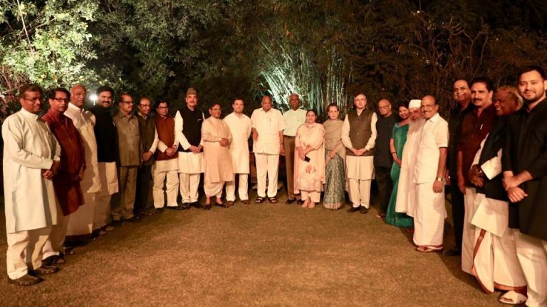 Sonia Gandhi steps in to stitch UPA3 with an aim to form govt with 272 seats