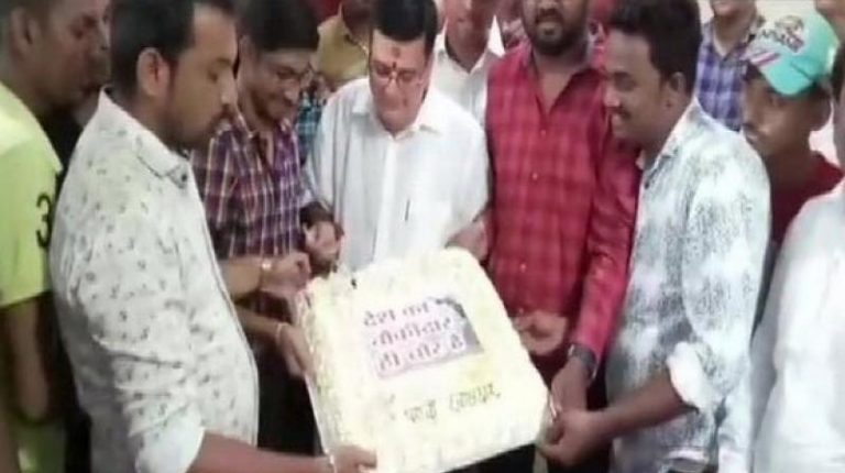 Congress-NCP leader celebrates his birthday with ‘Desh Ka Chowkidar Hi Chor Hai’ cake