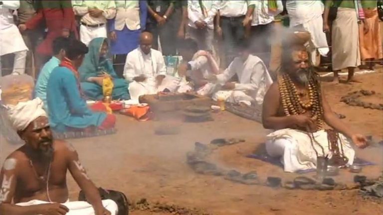 Sadhus present in Computer Baba’s Maha Yagna say they didn’t know it was done to pray for Digvijay Singh’s victory in election