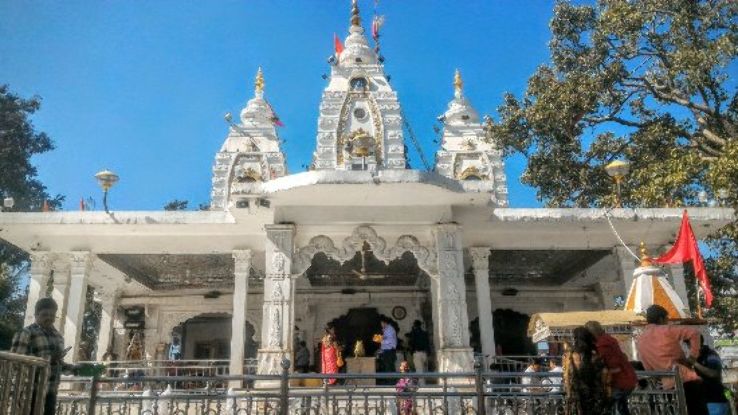 FIR for MCC violation against temple priest and BJP candidate for offering saffron and green cloth at Khajrana Ganesh Temple