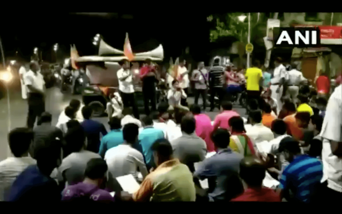 BJYM workers reciting Hanuman Chalisa on roads