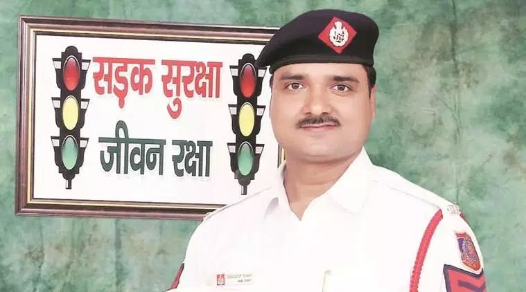 Watch: Delhi traffic cop persuades people to follow traffic safety rules by singing rap songs