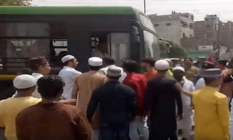 Delhi Police rubbishes media reports claiming a car hit 17 people offering Namaz on Eid