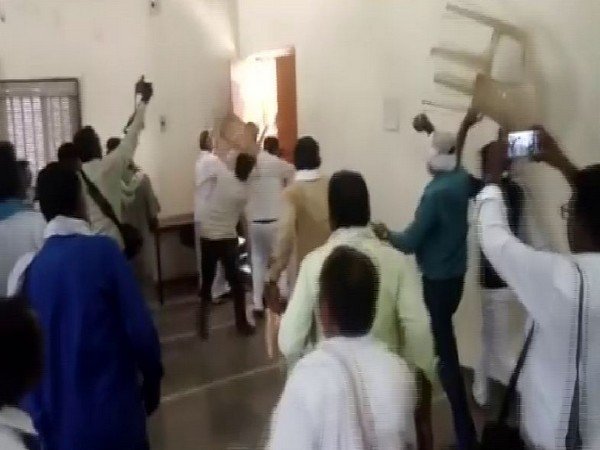 Maharashtra: BSP workers trash up leaders, throw chairs at each other during party’s review meeting in Amravati