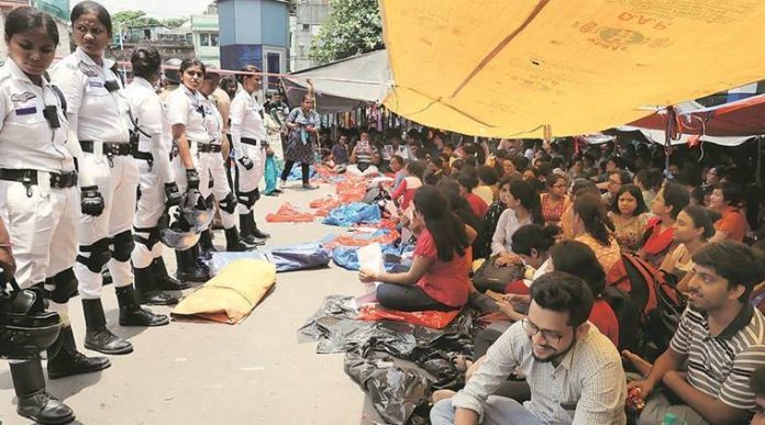 Junior doctors have joined the protests demanding immediate arrest of the perpetrators of violence against doctors in NRS Hospital