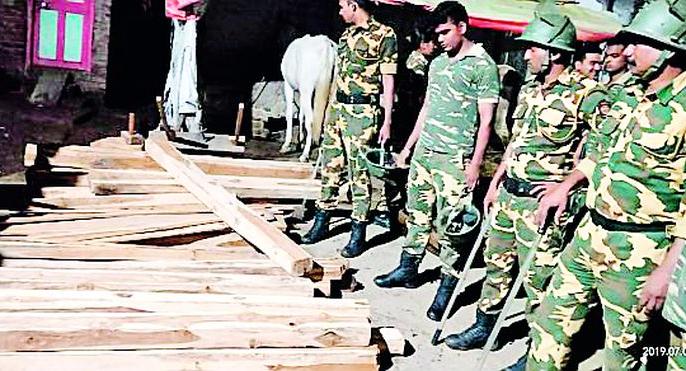 Sadiq, Aziz, Yunus, Naushad arrested and 4 other accused on the run as teak smugglers attack police personnel