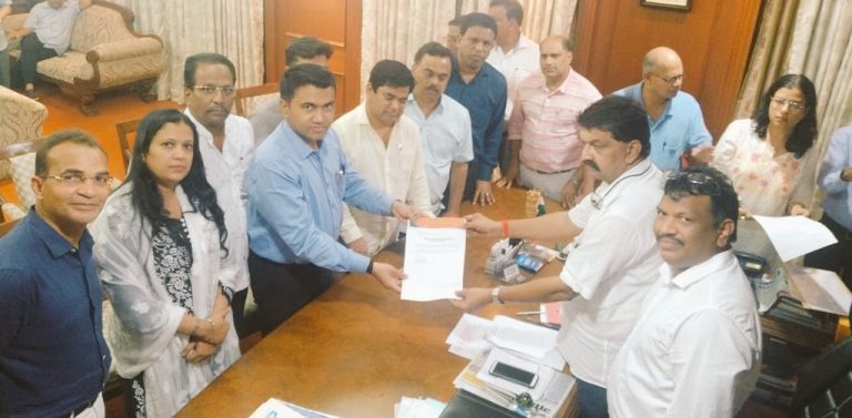 10 out of 15 Congress MLAs in Goa quit party, merges with BJP