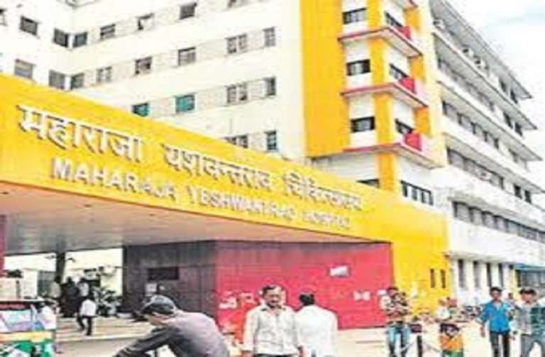 Madhya Pradesh: Woman and male patient forced to share a stretcher in the largest state-run hospital