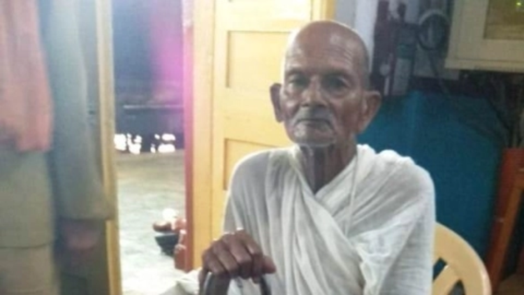 No, an old man was not asked to deboard a train because of his Mahatma Gandhi-like attire