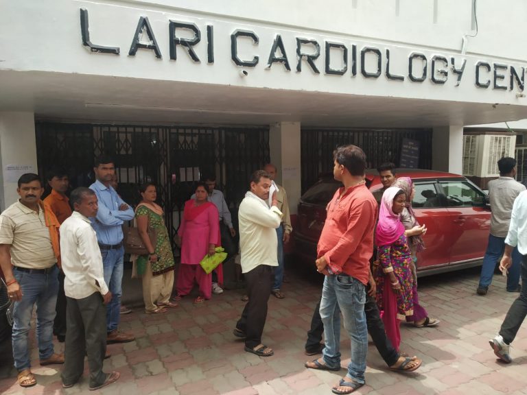 Angry mob of over 100 people barge into Emergency ward of hospital and attack doctors after patient Saira Bano died of heart-attack