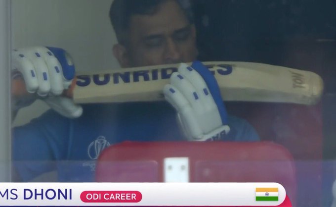 Dhoni ‘prays’ into the bat as Indian cricket team’s top order collapses in India v New Zealand World Cup semi final