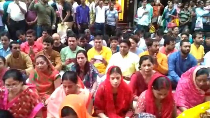 BJYM organised Hanuman Chalisa on the road in Howrah in protest of Namaz being offered every Friday blocking city traffic