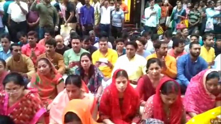 Bengal: BJYM again recites Hanuman Chalisa on road to oppose Friday Namaz offerings which block traffic