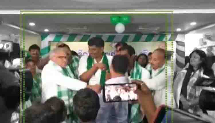 Watch: BJD MP caught slapping party worker on stage, worker says it was a ‘gentle touch’