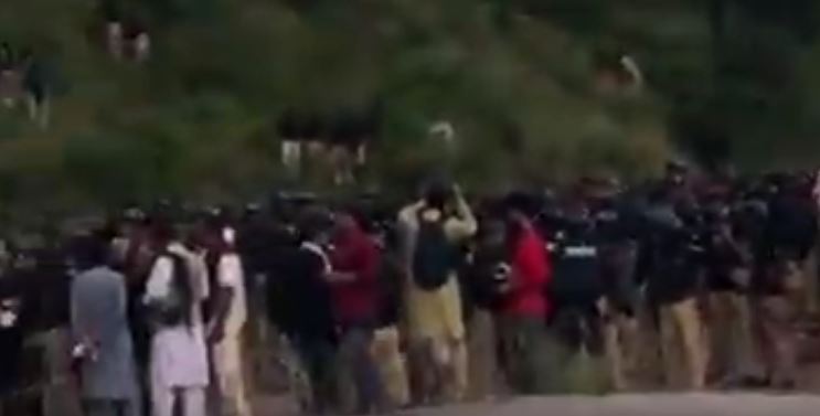 PoK protestors chant slogans against illegal occupation by Pakistan Army near LoC, several Kashmiris injured in Pak firing