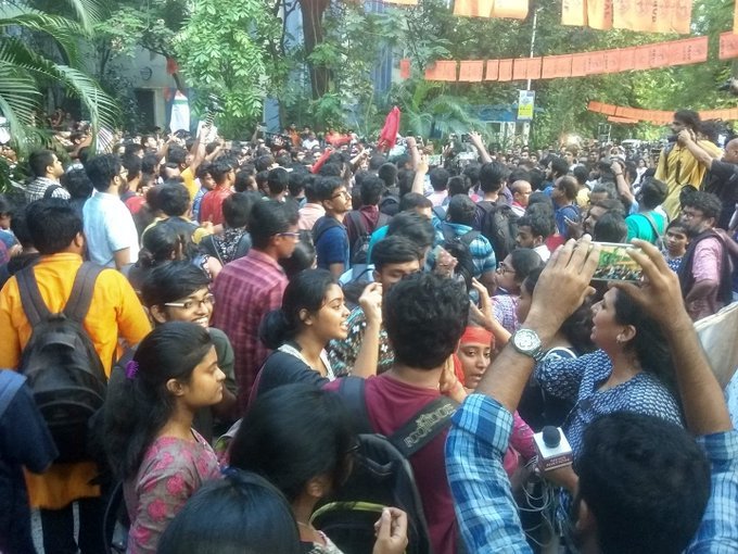 Union Minister Babul Supriyo heckled, pushed by pro-Naxal activists at Jadavpur University, preventing him from entering the campus