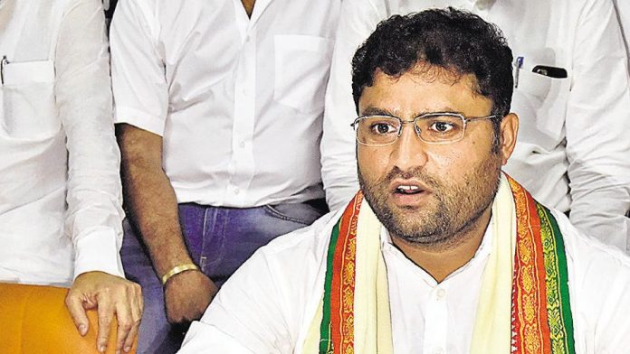 Haryana Congress' ex-party chief Ashok Tanwar protests outside AICC headquarters
