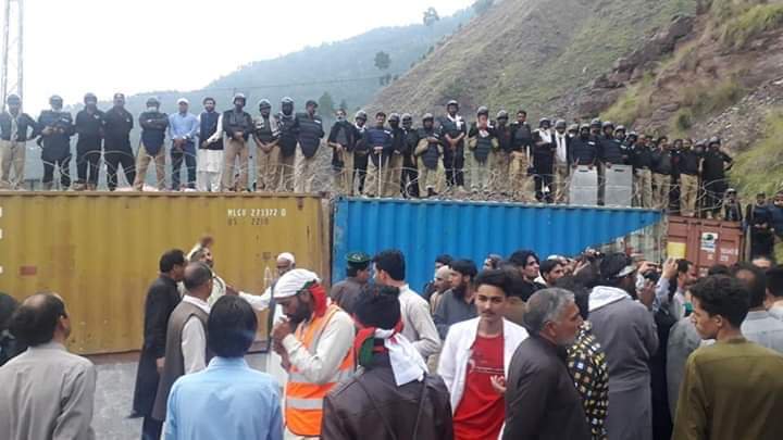 Pakistani infiltrators continue their ‘sit-in’ near the LoC, determined to cross the border and march toward Srinagar