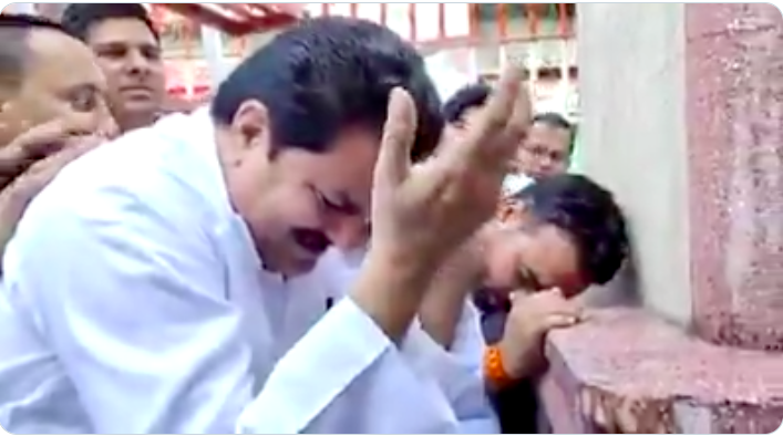 SP leader Firoz Khan weeps like a banshee before Mahatma Gandhi statue, mourns his death on his birth anniversary