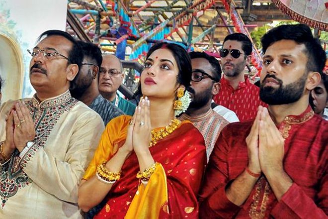 Muslim cleric attacks TMC MP Nusrat Jahan for attending Durga Puja festivities, says it haram in Islam